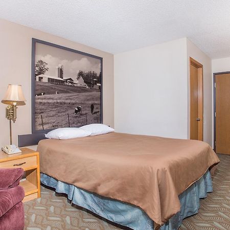 Hotel Super 8 By Wyndham Monroe Wi Exterior foto