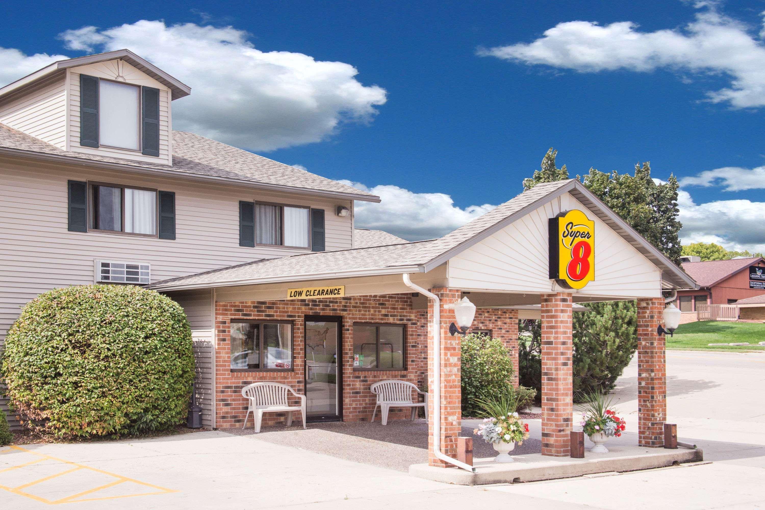 Hotel Super 8 By Wyndham Monroe Wi Exterior foto